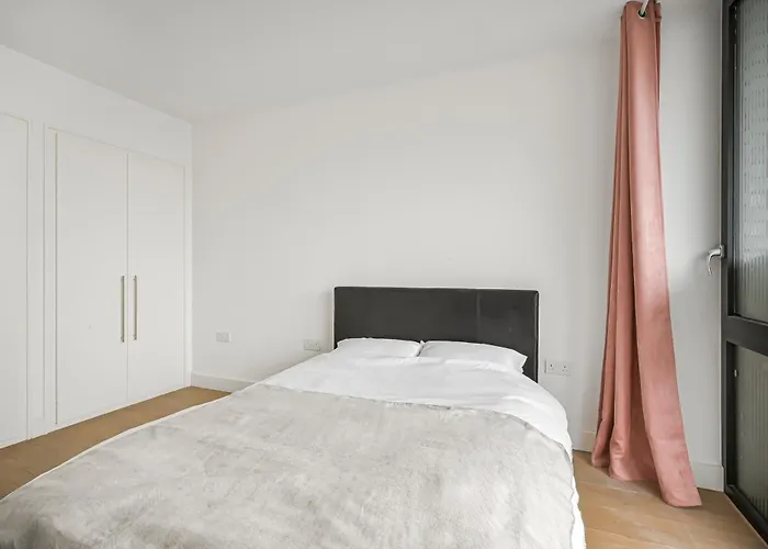 Canary Wharf E14 Modern 1 Bed High Spec