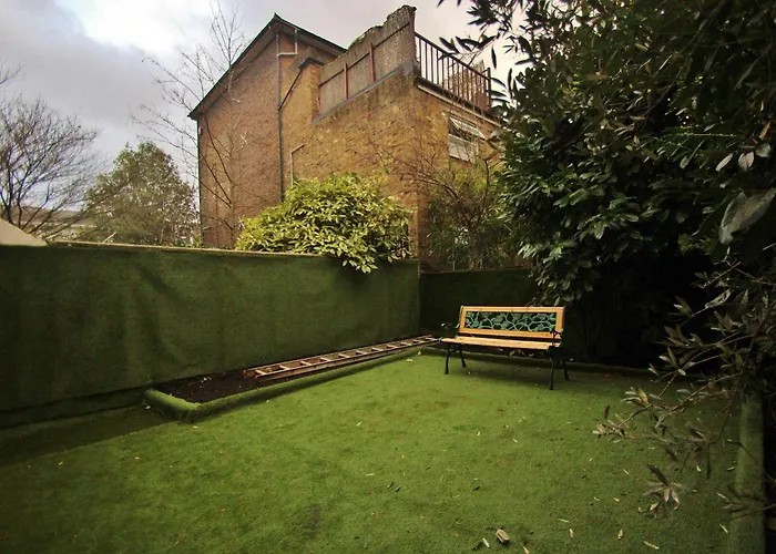 Fantastic Two Bed Garden Flat In Shepurds Bhush