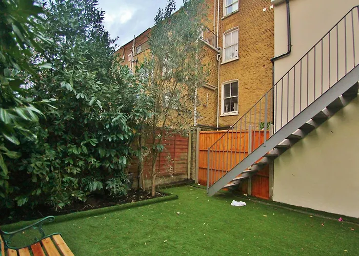 Fantastic Two Bed Garden Flat In Shepurds Bhush