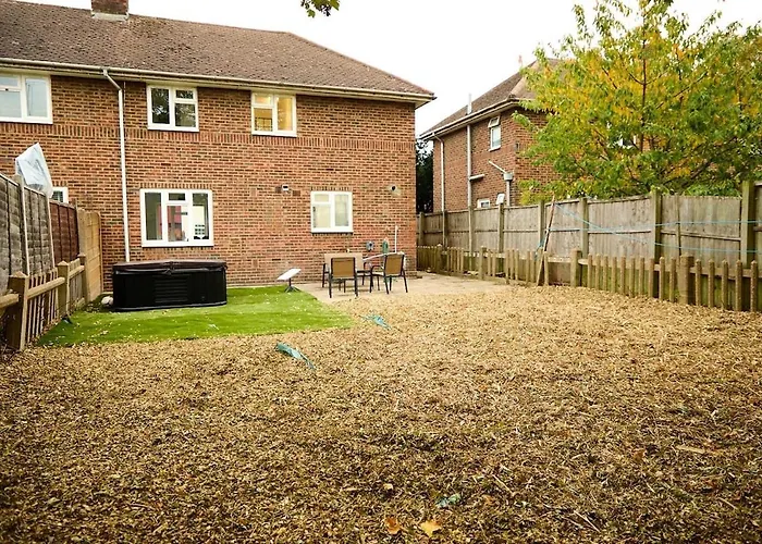 Stylish Wembley Home With Hot Tub, Parking & Garden London