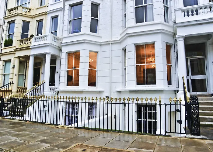 Saint James Backpackers London