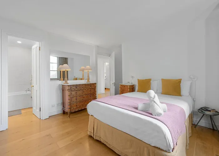 Luxury Spacious 3 Bedroom, 3 Bathroom Apartment, Walk To Soho, West End, Covent Garden, China Town, Piccadilly In Minutes, Complimentary Fast Wifi, Tea & Coffee
