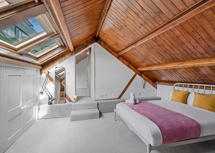 Luxury Spacious 3 Bedroom, 3 Bathroom Apartment, Walk To Soho, West End, Covent Garden, China Town, Piccadilly In Minutes, Complimentary Fast Wifi, Tea & Coffee London