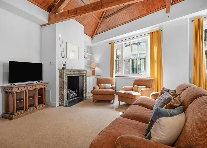 Luxury Spacious 3 Bedroom, 3 Bathroom Apartment, Walk To Soho, West End, Covent Garden, China Town, Piccadilly In Minutes, Complimentary Fast Wifi, Tea & Coffee