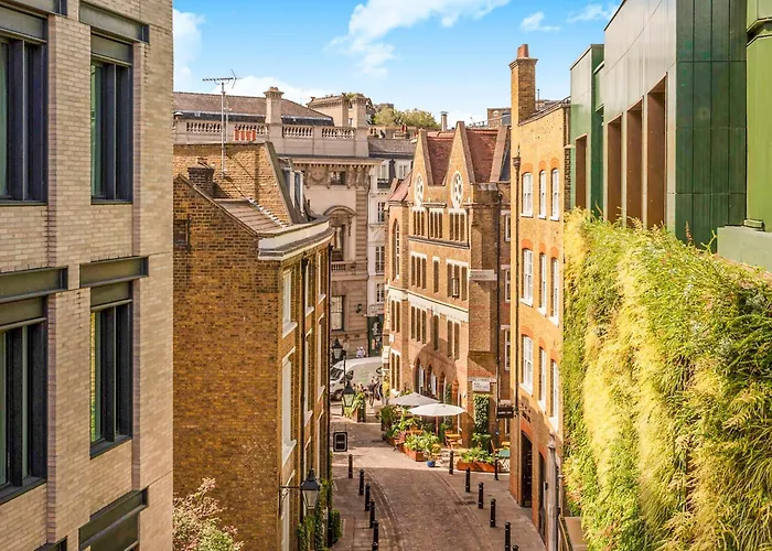 Luxury Spacious 3 Bedroom, 3 Bathroom Apartment, Walk To Soho, West End, Covent Garden, China Town, Piccadilly In Minutes, Complimentary Fast Wifi, Tea & Coffee