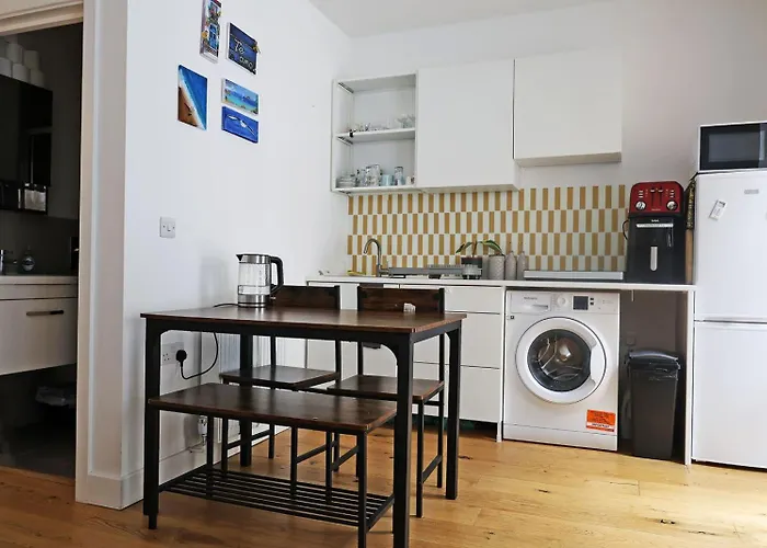 Bright Ground Floor Flat With Free Parking And Balcony Near Stoke Newington Apartment London