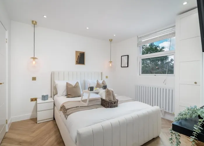 Apt - Sleeps 3 - Parking - Station Close - Balcony