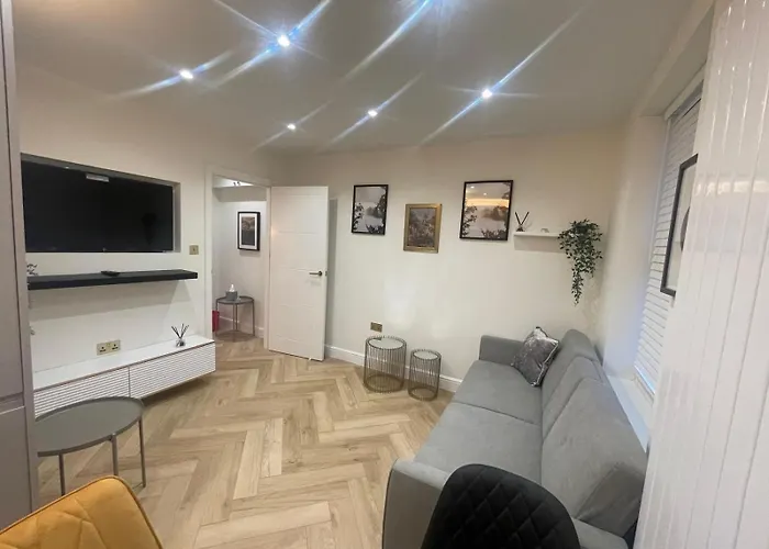 Apt - Sleeps 3 - Parking - Station Close - Balcony