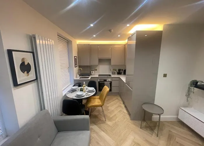 Apt - Sleeps 3 - Parking - Station Close - Balcony