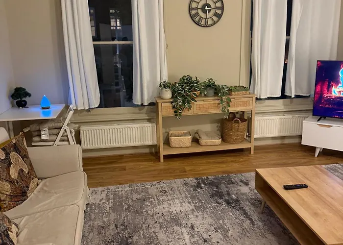 Stokey Skyline Retreat With Balcony