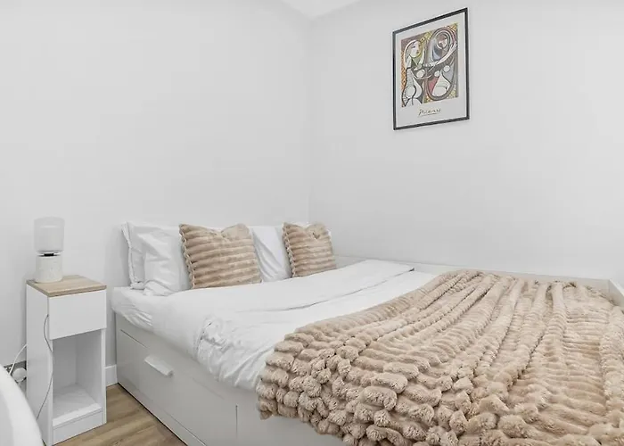 Stylish 2-Bed Flat In E17 Apartment London