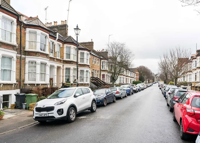 New Stylish 1 Bedroom Flat With Garden | London