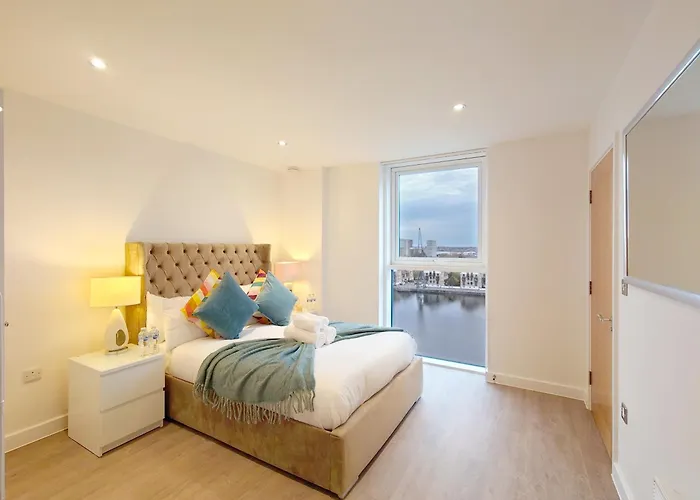Deluxe Two Bed With River & City View