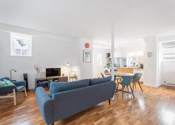 1-Bedroom Apartment Near Old Street, Free Private Parking Londra