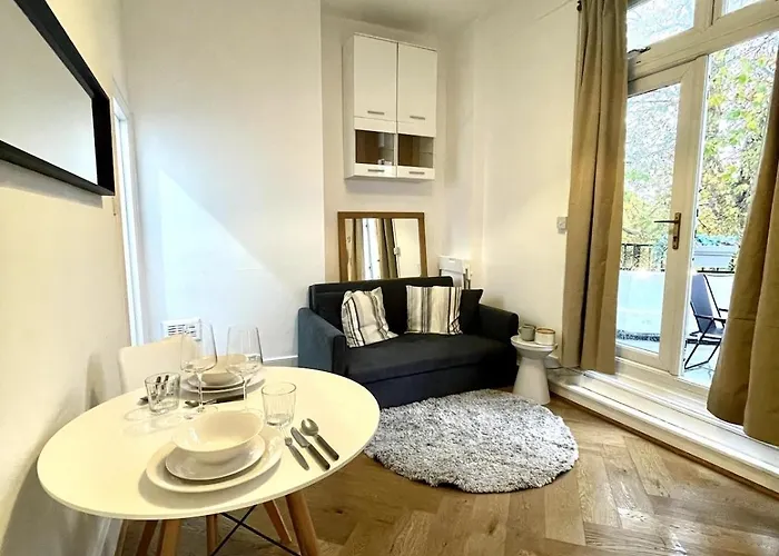 Chic 1-Bed Flat With Terrace In Notting Hill W10