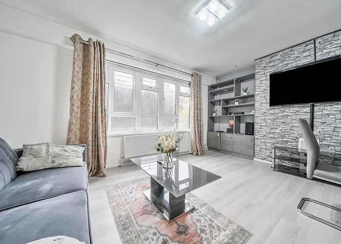 Comfortable And Modern 2-Bedroom Greenwich Apartment