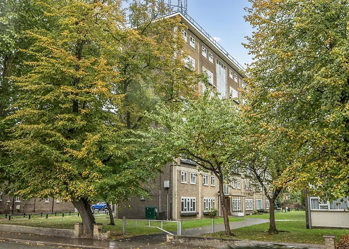 Comfortable And Modern 2-Bedroom Greenwich Apartment