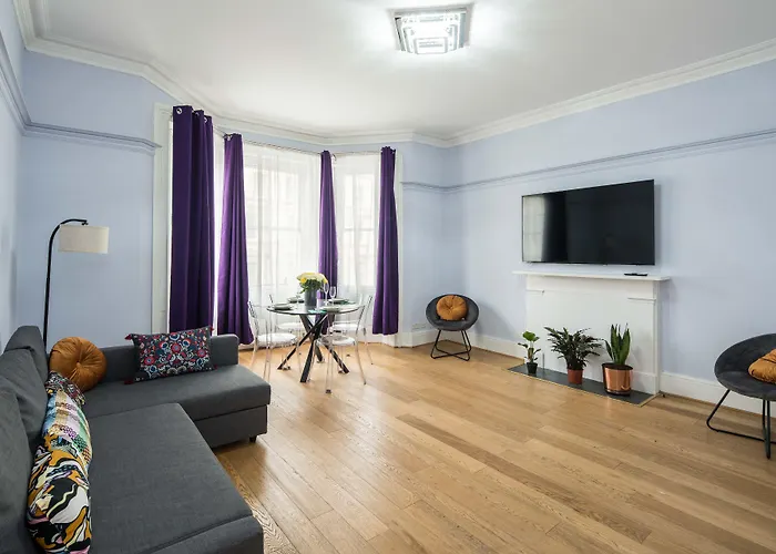 Gloucester Station Gem: 3 Bedroom Oasis London