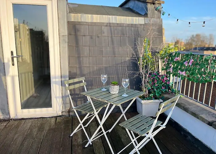 Modern With Stylish Terrace - Your London Oasis!
