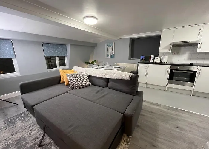 Modern With Stylish Terrace - Your London Oasis!