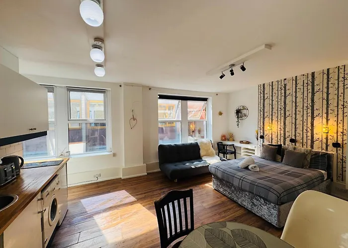 F3 Glasshouse Studio Flat