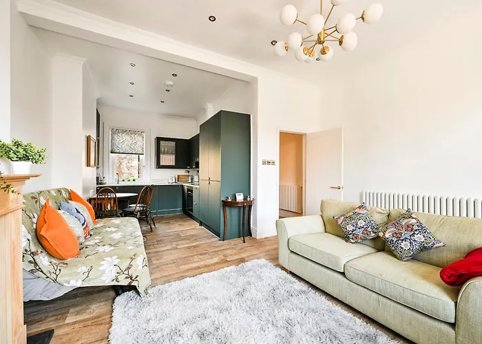 Luxury Victorian 2 Bed Property In Clapham North London
