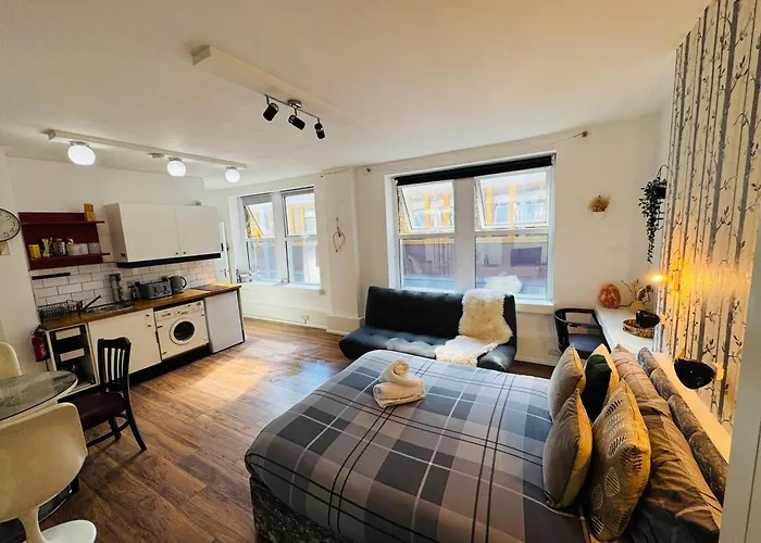F3 Glasshouse Studio Flat