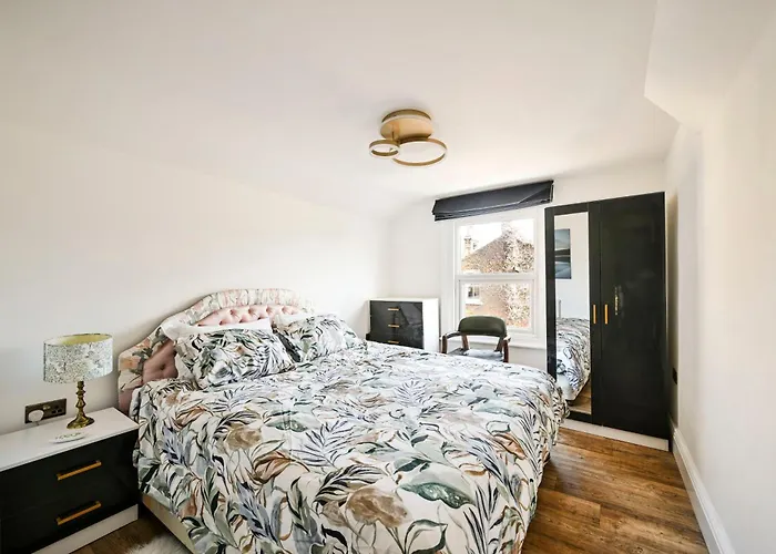 Luxury Victorian 2 Bed Property In Clapham North