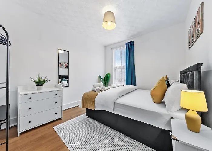 Citylink Spacious 5-Bedroom House,Wi-Fi,Easy Access To Excel And Central London