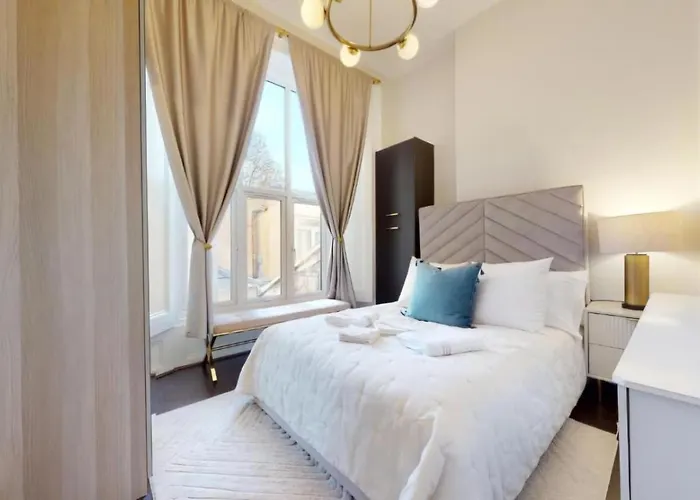 Stunning Hyde Park Home With Private Balcony & Lift Elevator Access London