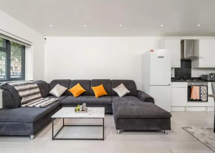 Large 3 Bedroom House In Tottenham Sleeps 9 With Parking And Wi-Fi