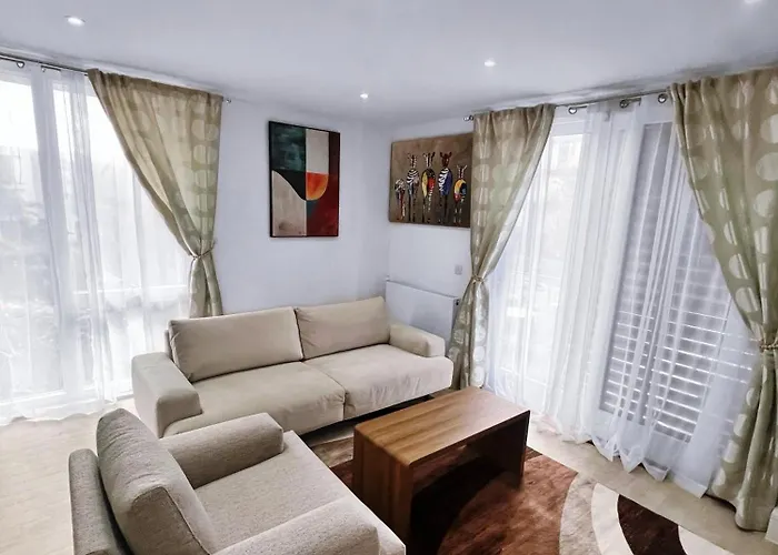 Luxury 2-Bedroom London Apartment, Near Liverpool Street, Balcony, Free Parking