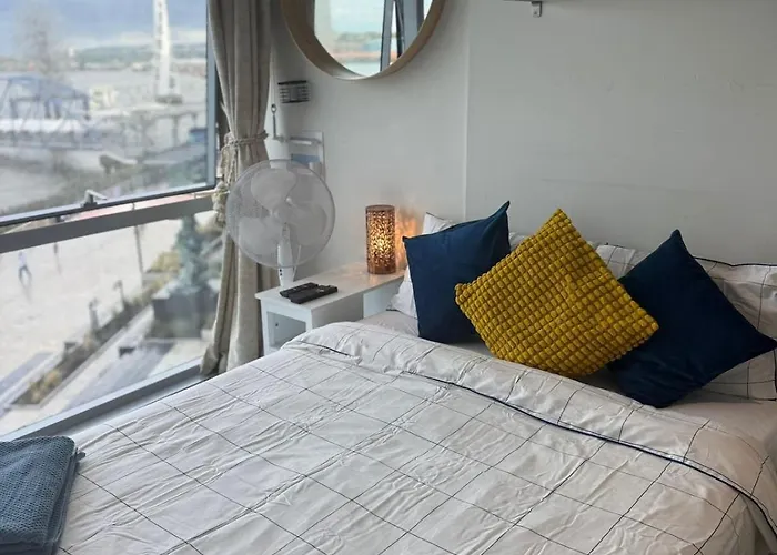 Stylish & Spacious 2Br 2Ba, 02 Greenwich