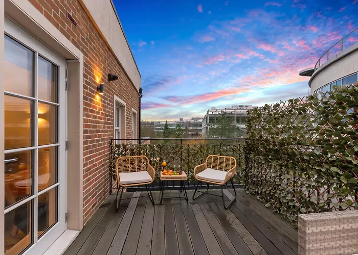 Modern Cosy 2 Bed Apartment, Smart Tv & Netflix With Private Balcony And City View