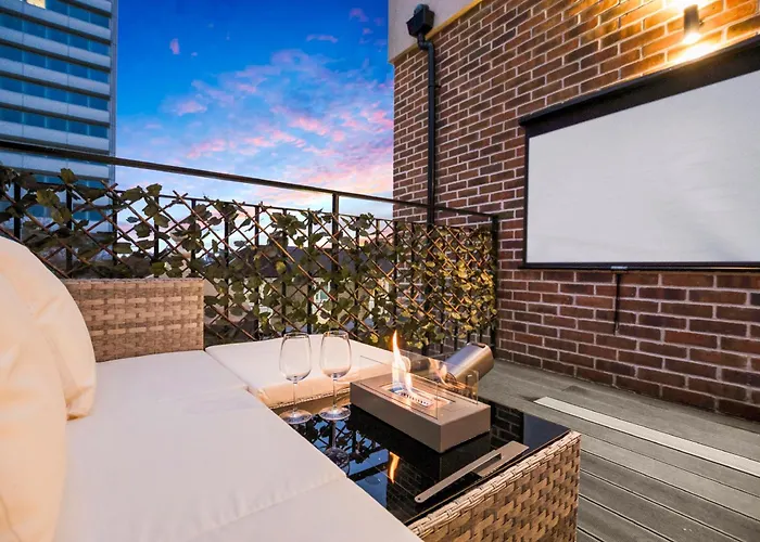 Modern Cosy 2 Bed Apartment, Smart Tv & Netflix With Private Balcony And City View