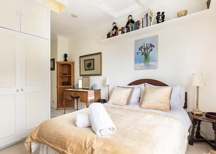 Double Bedroom In Homely, 5 Bedroom Family House By The River In Fulham