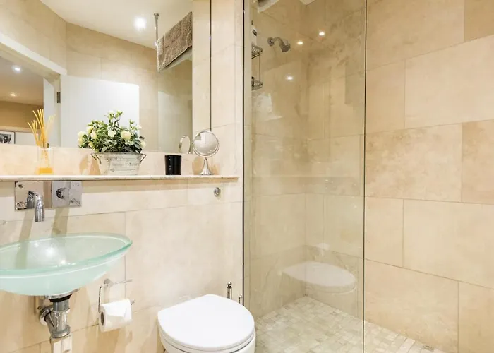 Double Bedroom In Homely, 5 Bedroom Family House By The River In Fulham London
