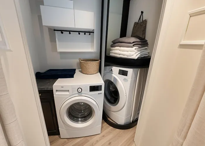 Spacious 4-Bed Townhouse With Parking London