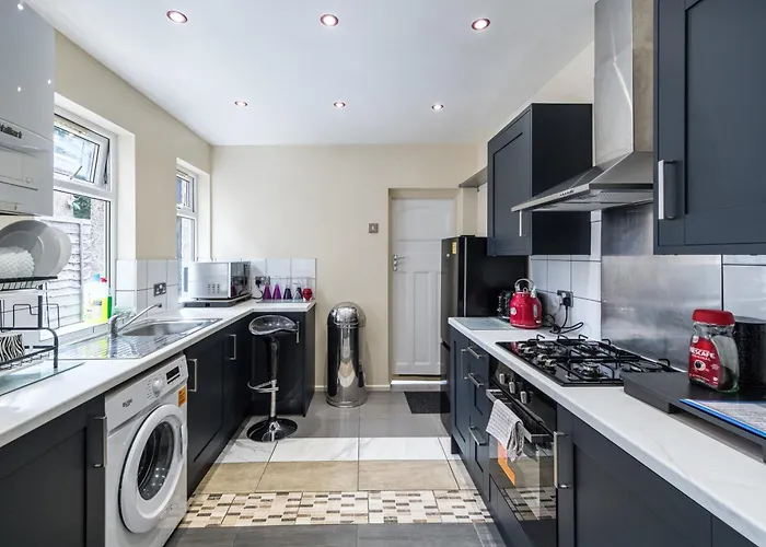 House Sleeps 8 - Garden - Short Walk To Station Villa London