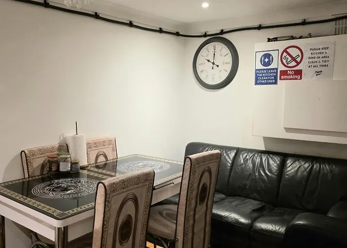 Rayan'S Lodge Stratford London By Oyo
