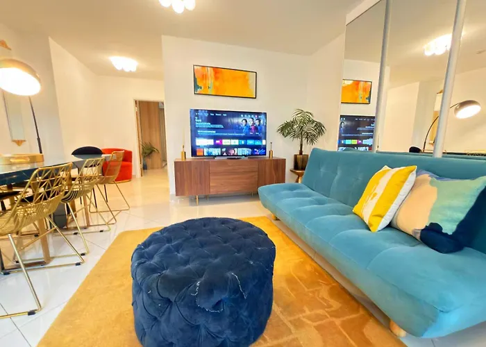 Modern Hyde Park Home With Private Entrance & Private Back Patio Near Bayswater & Paddington Stations