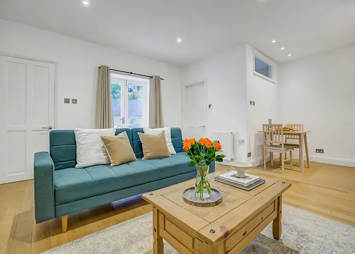 Private Entrance Garden Flat In Kensington Olympia