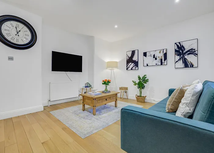 Private Entrance Garden Flat In Kensington Olympia