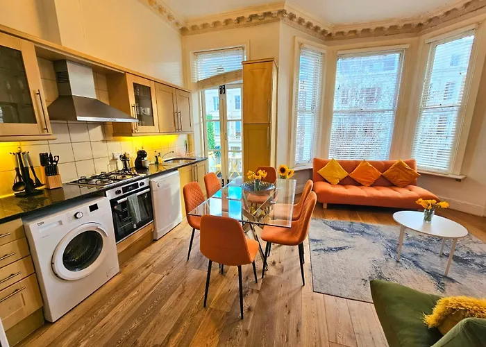 Charming Home With Private Balcony, On 1St Floor, With 2 Bathrooms, 3 Min Walk To Earl'S Court Station