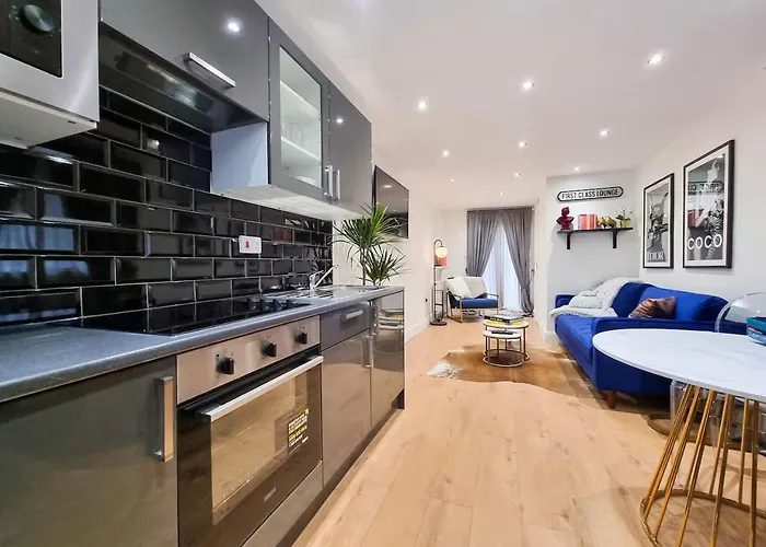 Modern Two Bedroom Flat With Private Garden