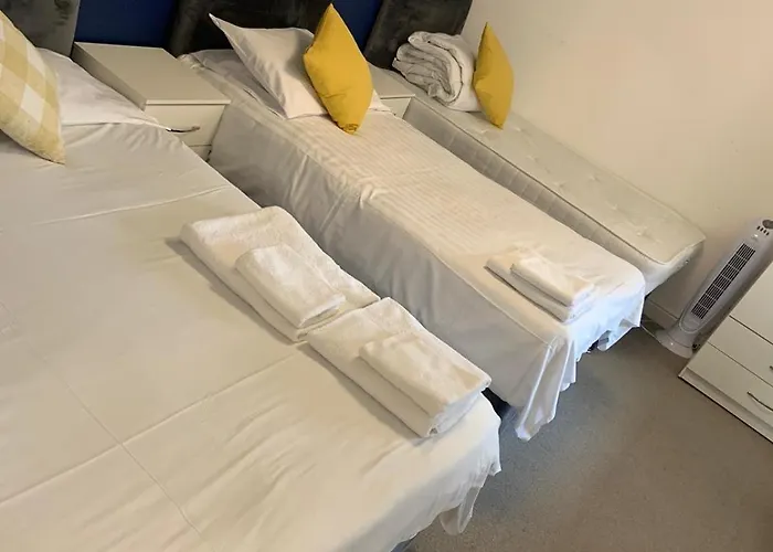 2-Bed 2 Bath Flat, Close To Tube, Free Parking London