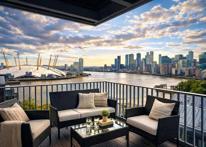 Beautiful View To Canary Wharf , O2 Arena , Near By London Excel 3-Beds