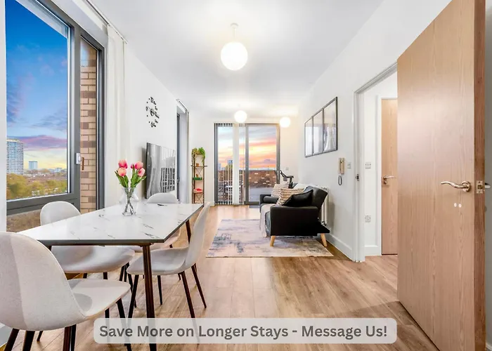 Modern 3-Bed Penthouse With Terrace & Gym, Near Canary Wharf, Weekly Deals