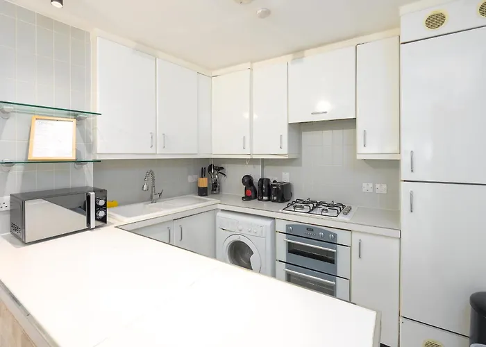 2 Bedroom Serviced Apartment, Barbican & Old Street, Sleeps 4 London
