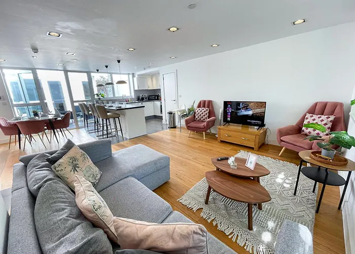 Modern 3-Bedroom Flat In Holloway With Private Patio Near Islington, Caledonian Road, Emirates Stadium By Staylio